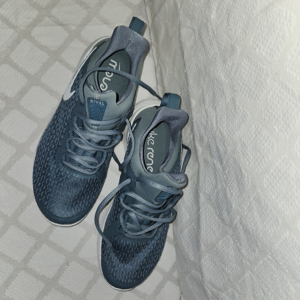 Nike Gray Athletic Shoes for Women. Size 7.5 Never Worn